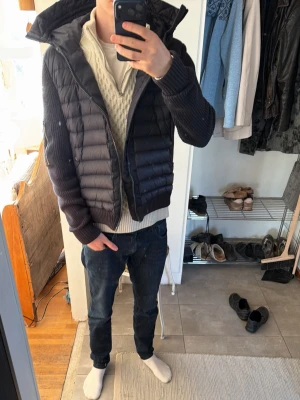 Mörkblå  moncler cardigan storlek L - Säljer en mörk blå moncler cardigan med huva, storlek L, passar på mig 182cm. Sparmsamt använd, nypris 16 000kr. Deffekt dragkedja (går att köpa ny) därav priset