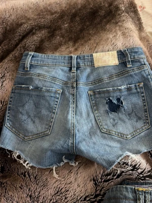 Oddmolly jeans shorts - Söta lowwaist jeansshorts av Odd Molly jeans. Cool design på fickorna :)