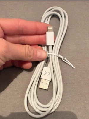 Vit Lightning till USB-kabel - Säljer en vit Lightning till USB-kabel som passar till iPhone och andra Apple-enheter. Kabeln är gjord i plast med klassisk Apple-design och har en slimmad, flexibel form. Perfekt för laddning och synkronisering av din mobil. 1 m lång 