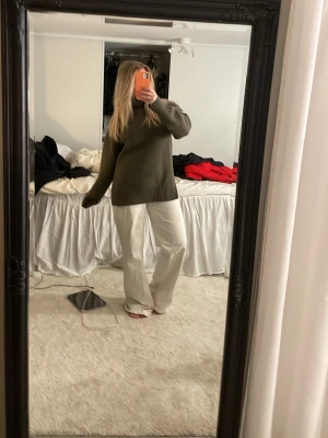 Olivgrön stickad polotröja - Säljer en olivgrön stickad polotröja med oversized passform och ribbade muddar vid ärmslut och nederkant. 