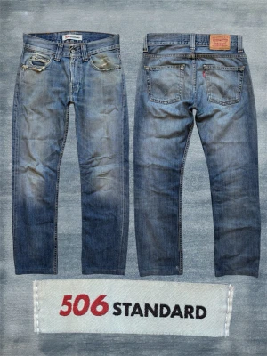 VINTAGE LEVI’S 506 - Ett par extremt snygga Levi’s jeans med en trevlig wash! Lite slitningar här och var vilket jag diggar. Modellen kallas 506 och är raka med en gnutta bootcut! Storlek 29/34 på lappen men uppsydda till ca 29/32, hör av dig vid frågor! Mått: Midja - 39cm, Ytterbenslängd - 102cm, Benslut - 20cm 
