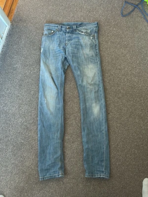 Ljusblåa dondups jeans - Säljer ett par ljusblåa donups jeans med några få slitningar som kan ses på bilderna. Dessa är W30 och säljer dessa då de ej kommer till användning. sjukt  bra pris så tveka inte på att höra av er!