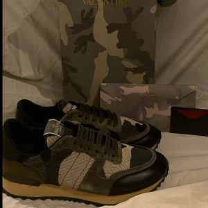 Valentino rockrunners - Säljer ett par feta valentino rockrunners, de är endast testade. Perfekta vinter skor för dig som vill ha något varmt och bekvämt.  De är i storlek 43 men passar även 44. Om du är intresserad tveka inte på att skriva i dm. Allt og ingår 