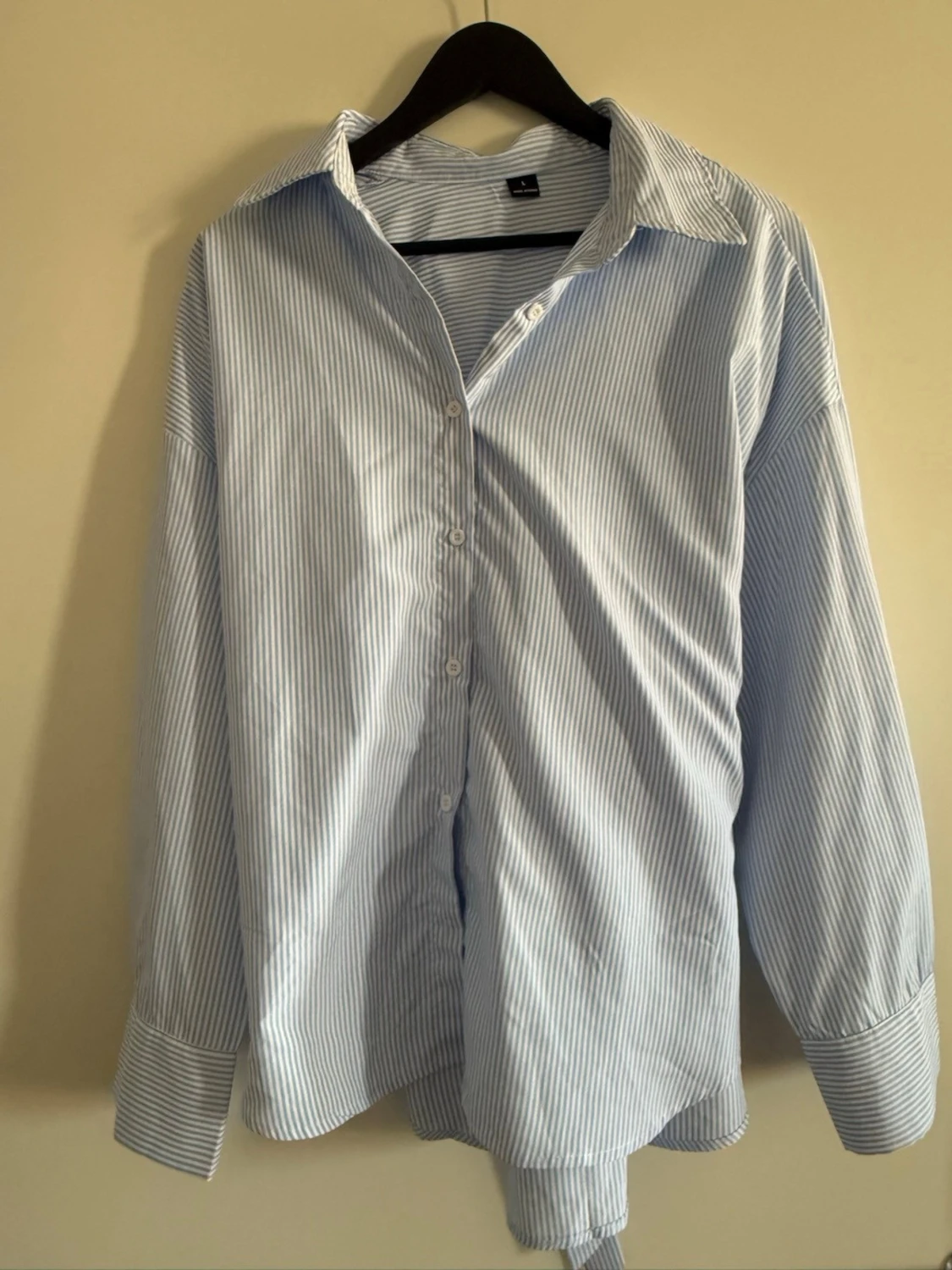 Blåvit randig skjorta med knytband