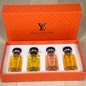 Parfym  - Ett helt nytt och oöppnat parfym-kit med 4 stycken småflaskor. 