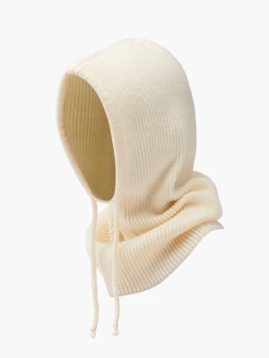 Vitt buff med luva - Säljer en krämvit ribbstickad balaclava med dragsnören framtill. Huvan är mjuk och följsam, perfekt för att hålla värmen. Materialet är troligtvis bomull eller en bomullsblandning. Enkel och stilren design som passar till många outfits.