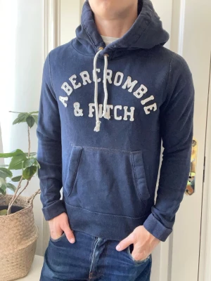 Abercrombie and fitch hoodie  - Abercrombie and fitch hoodie , hur snygg som helst. Inga defekter! Modellen i bilderna är 180 cm 75 kg och bär Storlek S, Kom med frågor! 🌟 (Kan gå ned i pris vid köp av paket 😉) 