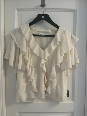 Snygg vit/beige fest topp - Festlig vit/beige topp från Kappahl. Använt en gång. Inga fläckar. OBS! mycket genomskinlig