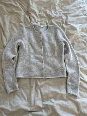 Grå stickad tröja - Säljer denna snygga gråa stickade tröjan från Gina! Fint skick och väldigt skön!