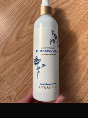 Rituals Refreshing Spray – Amsterdam Collection (Tulip & Japanese Yuzu) - Fräscha upp dina kläder och hem med en lyxig doft från Rituals 🌷  Beskrivning: Refreshing spray från Rituals i den populära Amsterdam Collection. Doftar fräscht och exklusivt av tulpan och japansk yuzu – en perfekt kombination av blommigt och citrus. Skick: Bra skick – nästan full. OBS: kork saknas (påverkar ej funktionen). Detaljer: • Märke: Rituals • Serie: Amsterdam Collection • Doft: Tulip & Japanese Yuzu • Typ: Refreshing/laundry