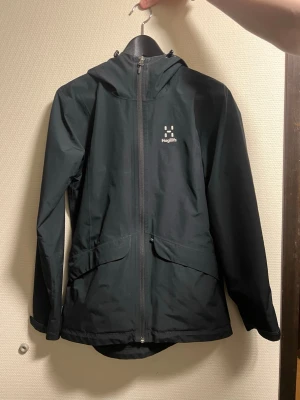 Svart jacka från Haglöfs - Svart jacka från haglöfs i fint skick!