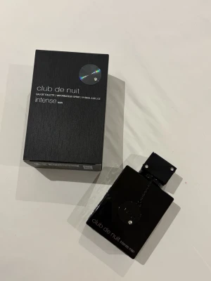 Club de Nuit Intense Man parfym - Club de Nuit Intense Man från Armaf är en parfym i en stilren, svart rektangulär flaska med matchande svart kartong. Doften är känd för sin intensiva och fräscha karaktär, perfekt för dig som gillar moderna och maskulina parfymer.