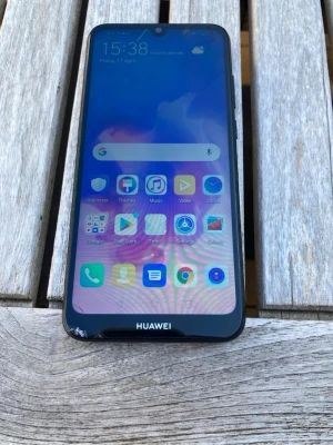 Huawei Y6 2019 32GB Olåst - Huawei Y6 2019 med 2 GB RAM och 32 GB internt lagringsutrymme. Modellen är MRD-LX1 och operativsystemet är Android version 9 med EMUI version 9.1.0. HD-Skärmupplösning etc. Säljes i befintligt gott skick enligt bilder utan laddare. En skada i glaset påverkar ej funktion.  Nypris: 2500 SEK Begagnat pris: 1000-1400 SEK Mitt pris: 589 SEK  Skickas alltid snabbt och spårbart. Skriv vid frågor och se gärna mina andra annonser!   GRATIS: För återkommande kunder erbjuder jag personlig experthjälp för d