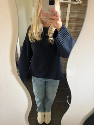 Gina ljusblå raka jeans i klassisk modell💙 - Säljer ett par ljusblå jeans med rak passform och hög midja. Jeansen har fem fickor och stängs med dragkedja och knapp. Perfekta till vardags och lätta att matcha med olika stilar. Materialet är klassisk denim i bomull.💙💙