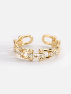 Justerbar ring  - Elegant ring i rostfritt stål, pläterad med 18K guld och dekorerad med gnistrande zirkonstenar. Den justerbara designen ger en bekväm passform.