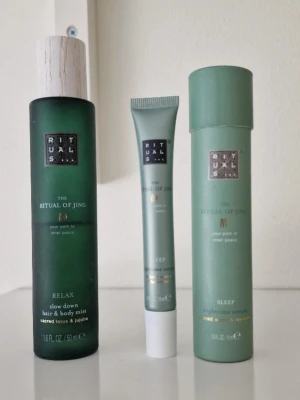 Rituals The Ritual of Jing set - Set med två produkter från Rituals The Ritual of Jing-serien: en hår- och kroppsmist och en nattserum. Produkterna har gröna och mintgröna förpackningar med vita och svarta detaljer. Innehåller dofter av helig lotus, jujube, sandelträ och lavendel.  Halvften kvar av mist, nattserum endast testad. 