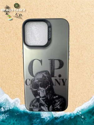 Svart C.P. Company mobilskal - IPhone 16 PRO Mac  - Snyggt mobilskal i grått med svart tryck av C.P. Company-loggan och en ikonisk figur med goggles. Skalet har en matt finish och förstärkt ram runt kameran med texten 'SOCOOL'. Passar dig som vill ha en stilren och unik look på mobilen. iPhone 16 PRO Max
