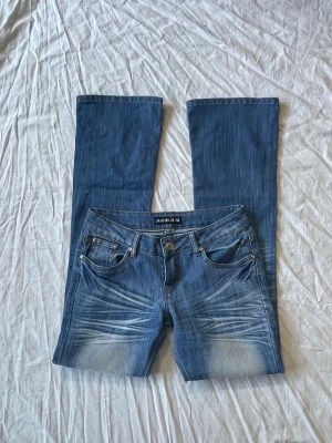 Coola jeans - Bra skick! Storlek står som L men skulle mer säga m, jag är 180 mått: midjemått rakt över 37+ mycket stretch innerbenslängd 83,5