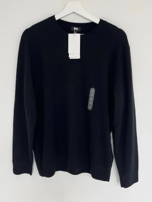 Uniqlo Kashmir Stickad Tröja - Helt ny kashmir tröja från Uniqlo! Alla lappar kvar så 100% ny. Storlek M. Modellen är ca 180, 70 kg