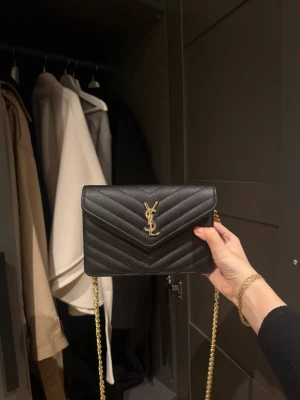 Svart handväska med kedja  - Snygg svart handväska