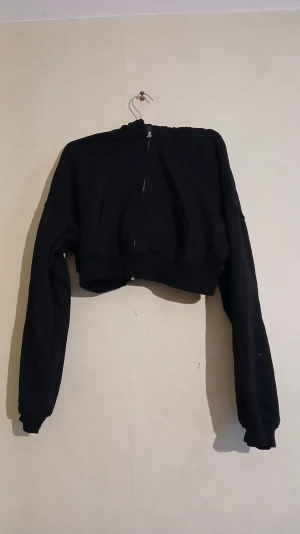 Cropped zip hoodie - Svart. Cropped zip hoodie. 60% bomull 40% polyester.