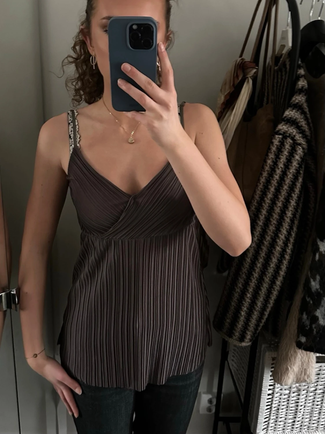 Brun omlott linnetopp med smala axelband