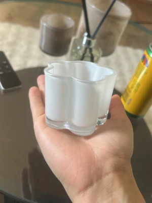 Ljusbehållare - Säljer en vit ljusbehållare. Mycket fint skick, kantstött på ett ställe (se bild 2)