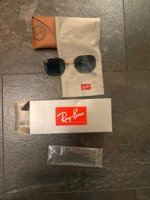 Ray-Ban guldiga solglasögon hexagon - 90s style ray ban, använda max 3 ggr. Kommer med originalfodral