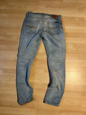 Ljusblåa Nudie Jeans - Storlek 29/32 ”Lean Dean” priset kan diskuteras