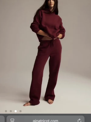 Vinrött sett från Gina Tricot - Mysigt loungewear-set i vinrött från Gina Tricot. Setet består av en hoodie med huva och långa ärmar samt matchande byxor med dragsko i midjan. Perfekt för chill dagar hemma. Mjukt material och avslappnad passform.byxor xxs tröja s men som en xs 