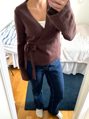 Kofta med knytning  - Brun/roströd kofta med knytning. 