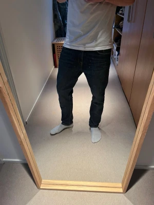 Tiger of sweden jeans  - Tjena säljer nu dessa riktigt feta tiger of sweden jeansen i modell pistelero. Skicket är väldigt bra i princip nya 9,5/10. Stoleken är 30/32, killen på bilden är 182 cm. Släng iväg ett dm för frågor! ✌🏼🍾