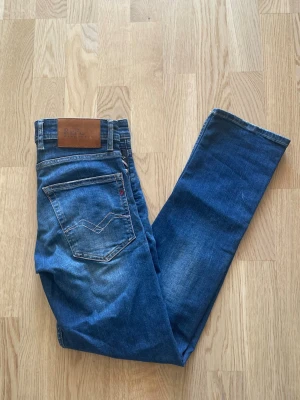 Blå Replay Grover jeans W28 L32 - Jag säljer dom här riktigt feta Replay Grover jeansen i storlek W28 L32. De är i fint skick utan skador. Tveka inte att höra av er!                           Mått: Längd=99cm. Midja=38cm