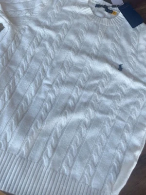 Vit kabelstickad tröja Polo Ralph Lauren - Kabelstickad vit tröja från Polo Ralph Lauren med rund halsringning. Väldigt bra skick 