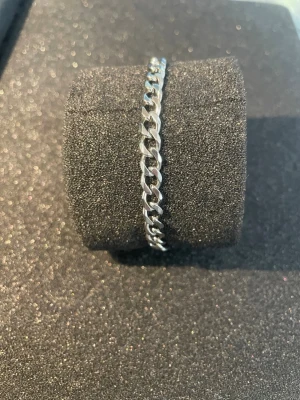 kedjearmband - Stilrent armband i rostfritt stål metall med klassisk kedjelänk-design. Perfekt accessoar för att lyfta din outfit med en enkel men snygg detalj. Armbandet har ett smidigt lås och passar både till vardagslooken och mer uppklädda tillfällen.