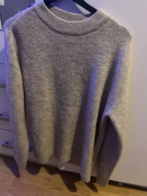 Beige stickad tröja från Salt - Mysig beige stickad tröja från salt. Väldigt mjukt material. Lite längre ned till. I storlek L men är mer som en M
