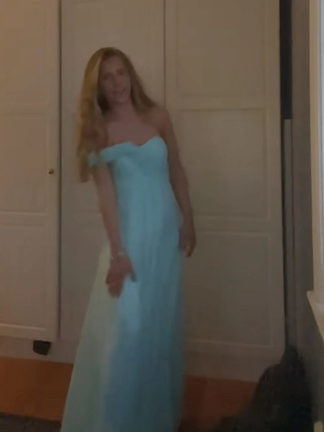 Ljusblå balklänning med oneshoulder