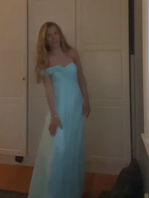 Ljusblå balklänning med oneshoulder - Superfin ljusblå långklänning med oneshoulder och vackra volangdetaljer över axeln. Klänningen har en romantisk och flowy passform, perfekt för speciella tillfällen. Tillverkad i ett lätt och luftigt material som ger en elegant känsla. Skriv om du vill ha mått eller fler bilder❣️