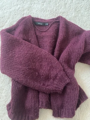 Stickad kofta - Vinröd stickad kofta från Vero Moda, i bra skick (se andra bilden för närbild på materialet) 💕 säljer för att den inte längre kommer till användning
