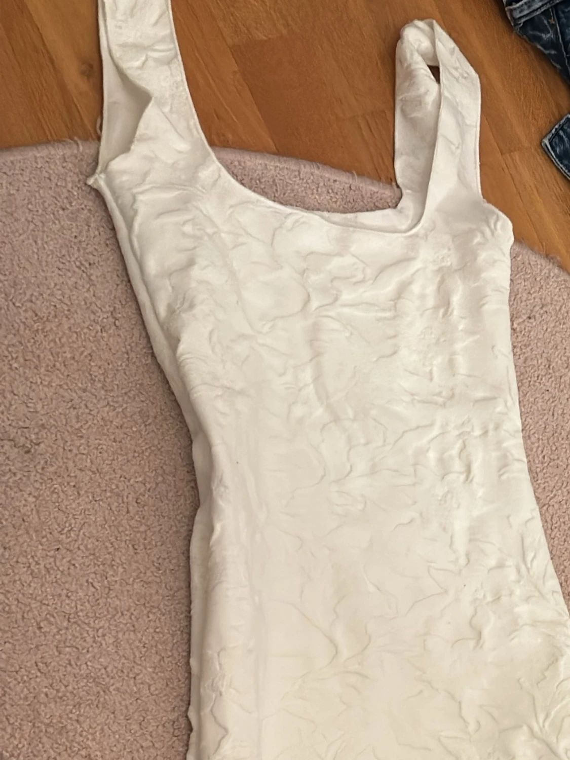 Vit lång klänning med breda axelband