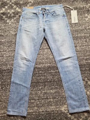 Dondup Jeans - Tienare! Salier ett par riktigt scyssta dondup jeans. Modellen är George. Skicket på jeansen är 9/10. Har du några frågor eller funderinga hör av dig // IC_RESELL