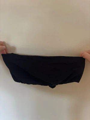 Bikinitopp från Nelly - Bandeu bikinitopp från NLY Beach i storlek L. Non-slip på toppen så den håller uppe, knyte baktill
