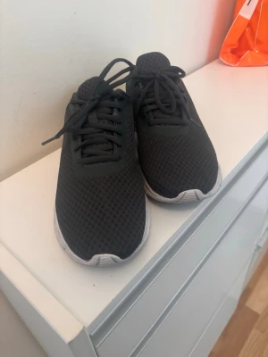 Gympa skor -  sneakers med ovandel i mesh-tyg och klassisk snörning. Skorna har en vit, lättviktig sula som ger en sportig look. Perfekta för dig som gillar en stilren och enkel design. Passar till det mesta och är riktigt bekväma.