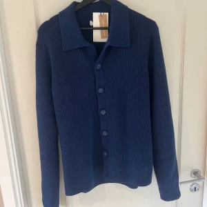 Stickad cardigan  - Säljer nu en riktigt fet cardigan som är helt oanvänd, säljer pga att jag glömde returnera i tid. Färgen är blå storleken är M
