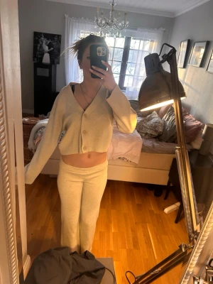 Snyggt mjukis set från hm  - Säljer de här nästan helt oanvända setet från hm OBSERVERA byxorna är omsydda till Lågmidjade men sitter jättesnyggt på. Tröjan är i helt perfekt skick. De går bra att köpa kläderna separat då säljer jag tröjan för 250kr Byxorna för 200kr  Tillsammans 450  Kläderna är köpta för ungefär 800kr nypris  Skriv för frågor priset går inte att diskut