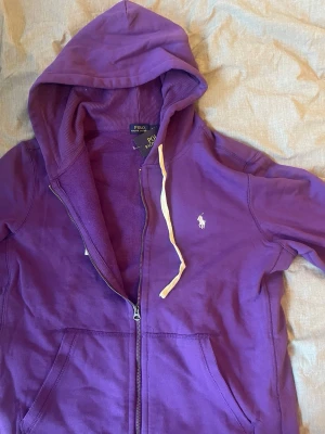 Lila hoodie från Polo Ralph Lauren - Snygg lila hoodie från Polo Ralph Lauren. Säljer pga att den inte passade mig