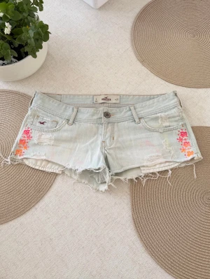 Hollister lågmidjade jeansshorts  - Storlek W27 ~ S/M. Rakt över midjemått: 41cm. Skickas inom 24h. Se liknande plagg i min profil! 