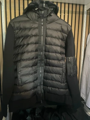 Moncler tricot cardigan - Fly moncler cardigan tricot Svart i storlek L new gen perfekt för våren och när det är lite kyligare, tags kommer med. Pris går att diskutera