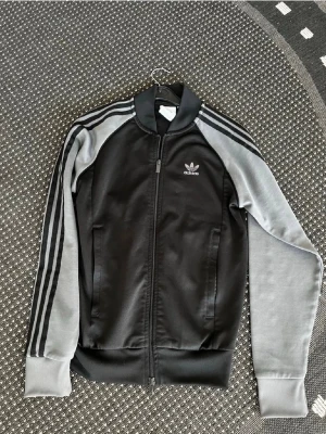 Hoodie - Hoodie från adidas. Använd endast en gång inget tecken på användning . Nypris 894 kr. Fraktar samma dag 💯