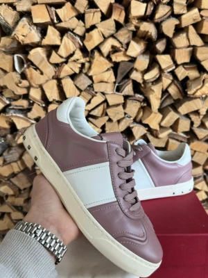 Rosa/vita valentino garavani flycrews - Skick - mycket bra (se bilder) Storlek 37 men passar 38. KÖPTA FÖR 5500kr! Tveka inte med att ställa frågor 🤝 Postar innom 12 timmar 📦 . 1nit borta.